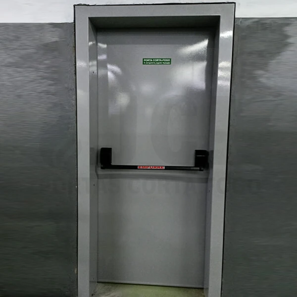 Porta corta-fogo com barra antipânico instalada